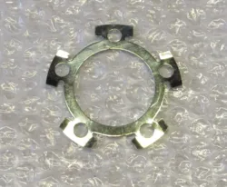 LÅSEPLADE, BAGTANDHJUL