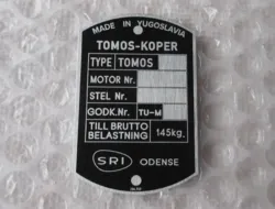 TYPESKILT, TOMOS KOPER