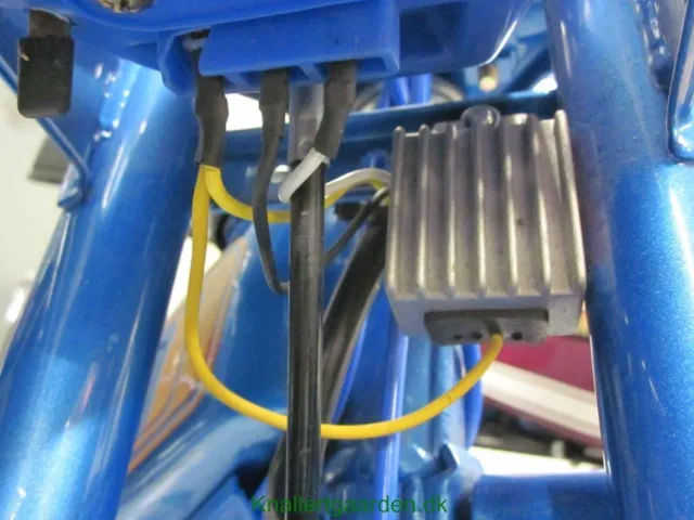 SPÆNDINGSREGULATOR MED LEDNING 6V
