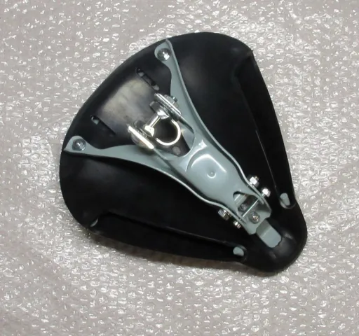 "BATEGU" MODEL SADEL, SORT